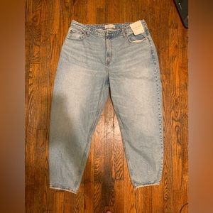 The 80’s mom high rise curve fit Abercrombie jeans. New with tag